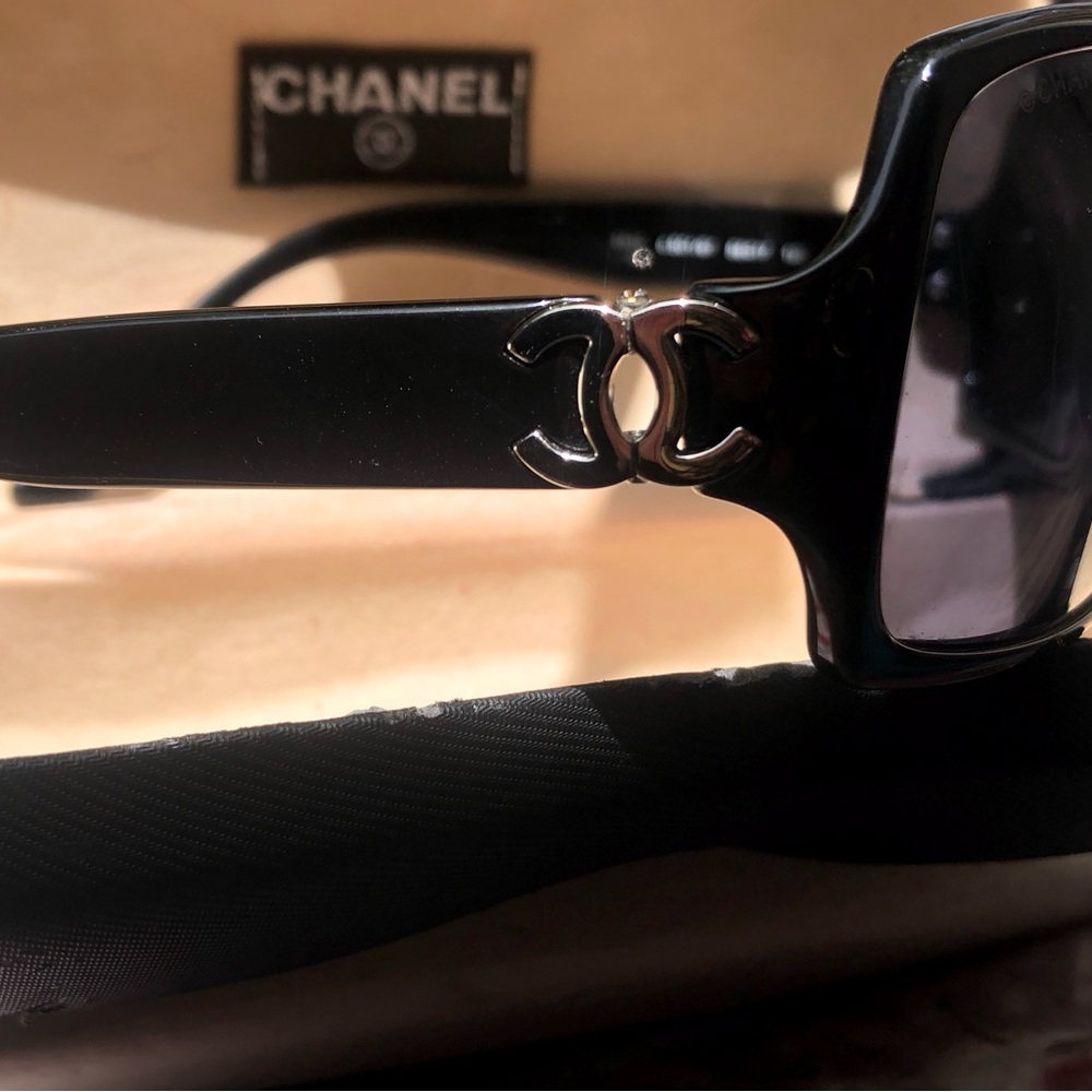 CHANEL y2k sunglasses ….CC HINGES
